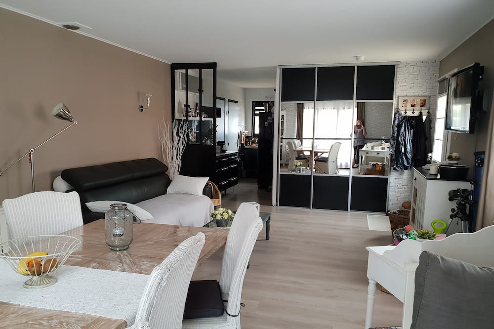 Photo of Livingroom in Saint-Mitre-les-Remparts
