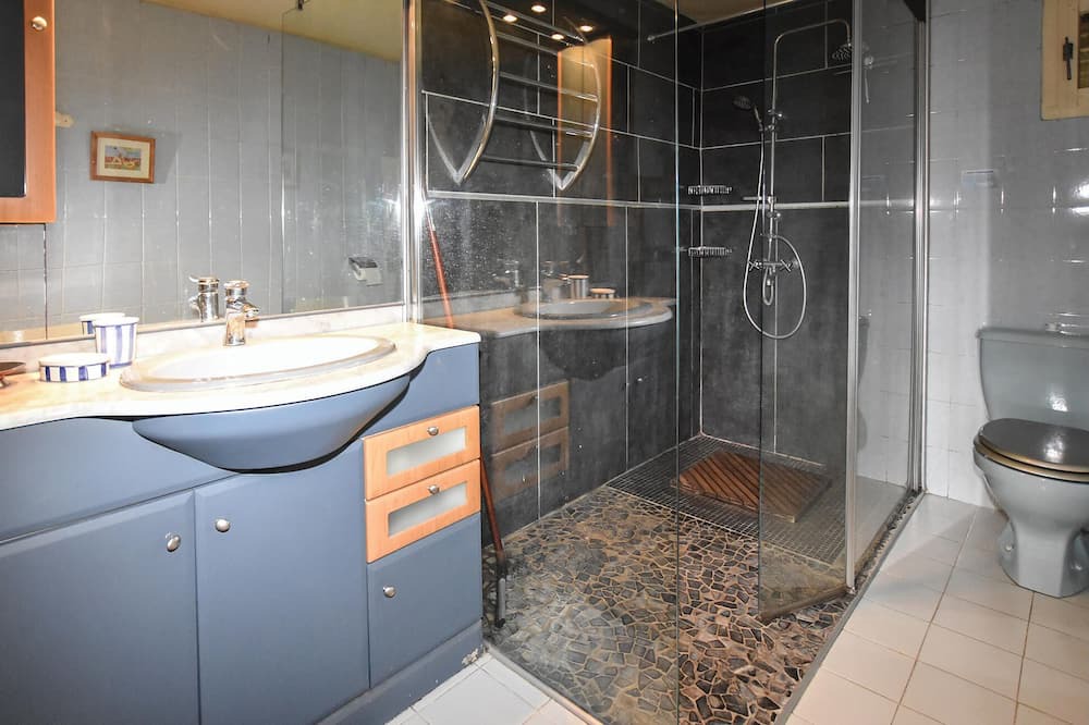 Photo of Bathroom in Cairanne