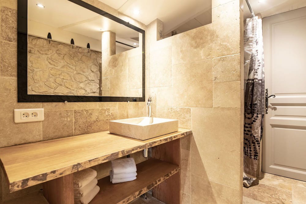 Photo of Bathroom in Jouques