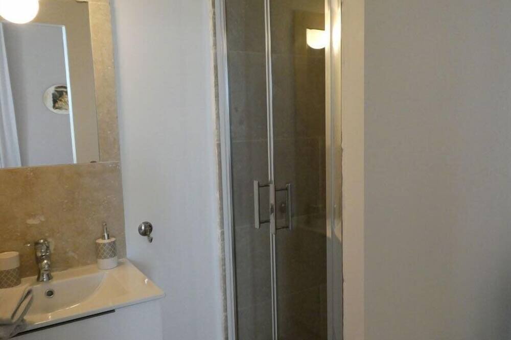Photo of Bathroom in Caromb