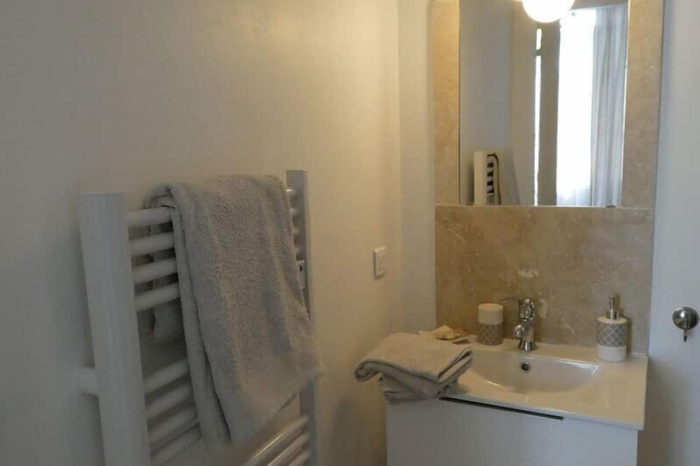Photo of Bathroom in Caromb