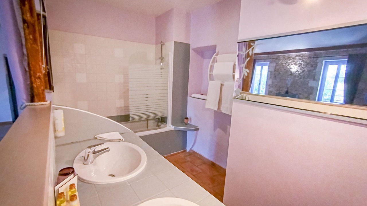Photo of Bathroom in Ledenon