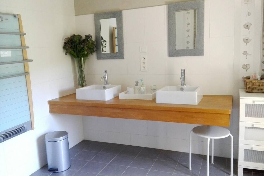 Photo of Bathroom in Cairanne