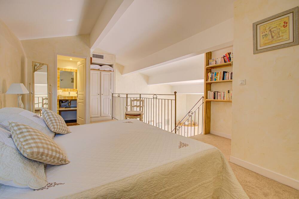 Photo of Bedroom in Roussillon