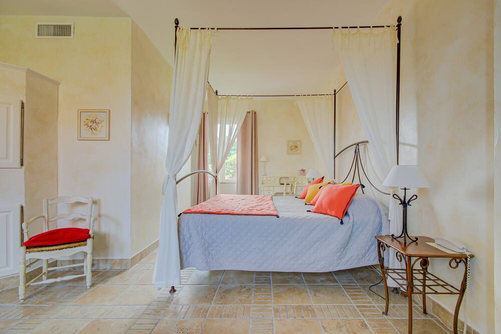Photo of Bedroom in Roussillon