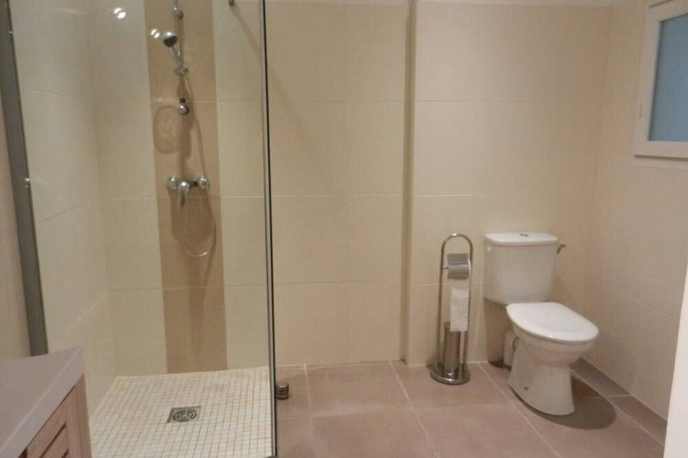 Photo of Bathroom in Saint-Saturnin-les-Avignon