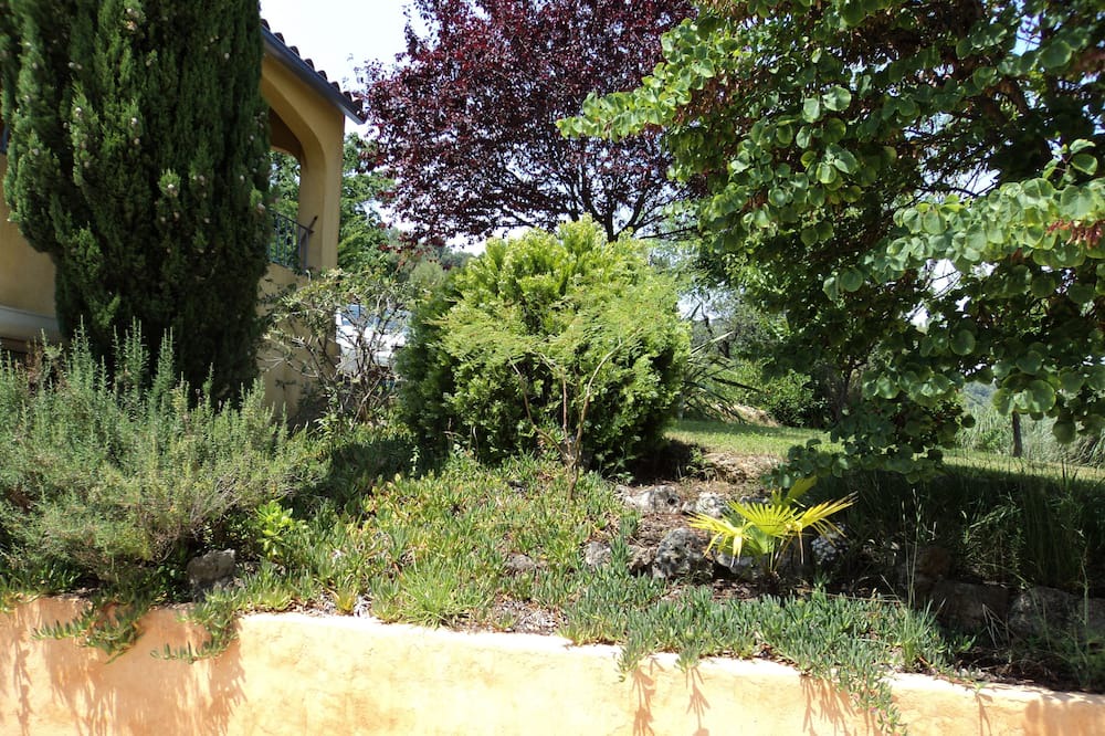 Photo of Outdoor in Cuers