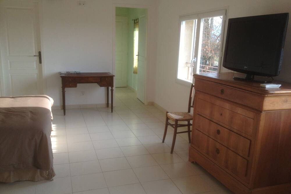 Photo of Bedroom in Puget-Ville