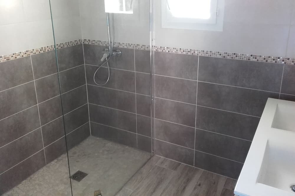 Photo of Bathroom in Saint-Saturnin-les-Avignon
