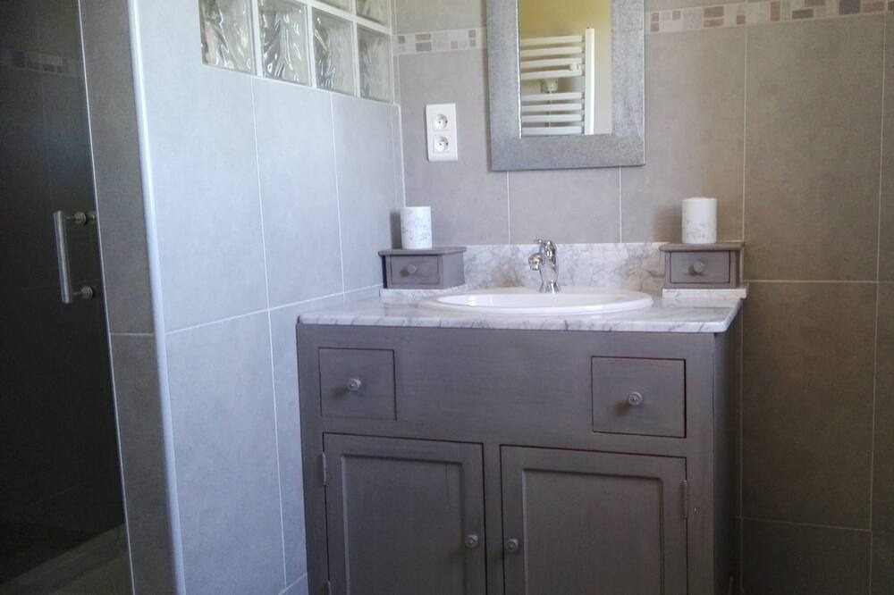 Photo of Bathroom in Cairanne
