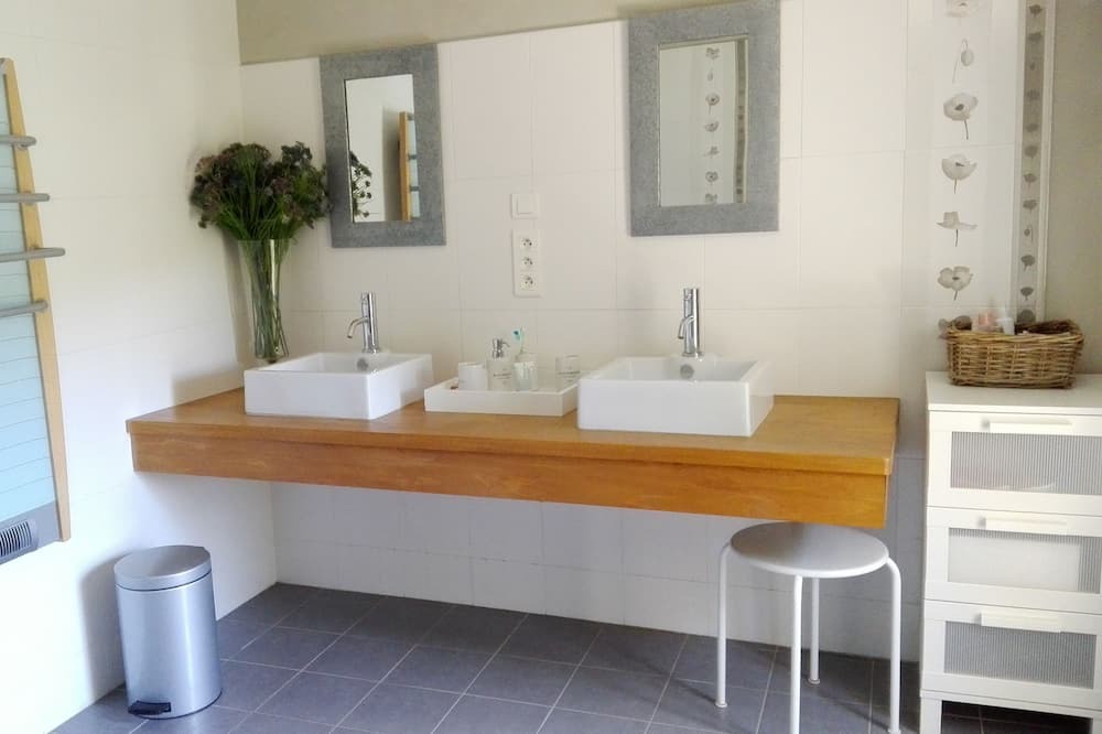 Photo of Bathroom in Cairanne