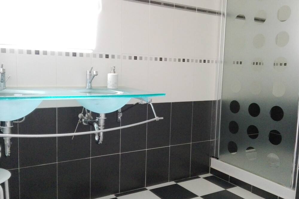 Photo of Bathroom in Cairanne