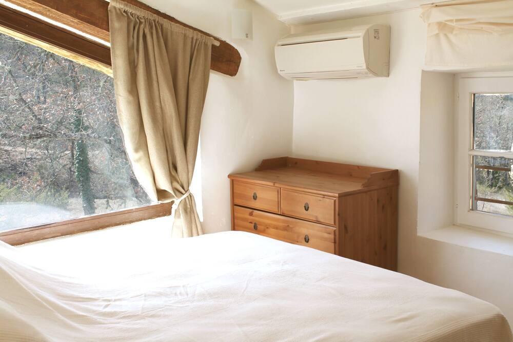 Photo of Bedroom in Saint-Martin-de-Castillon