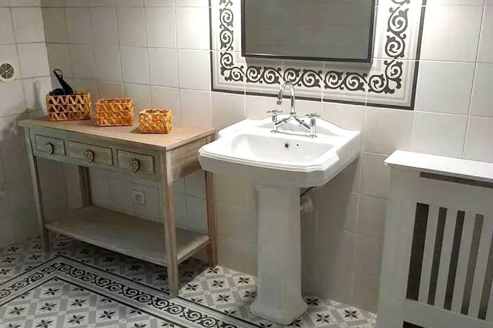 Photo of Bathroom in Courthezon