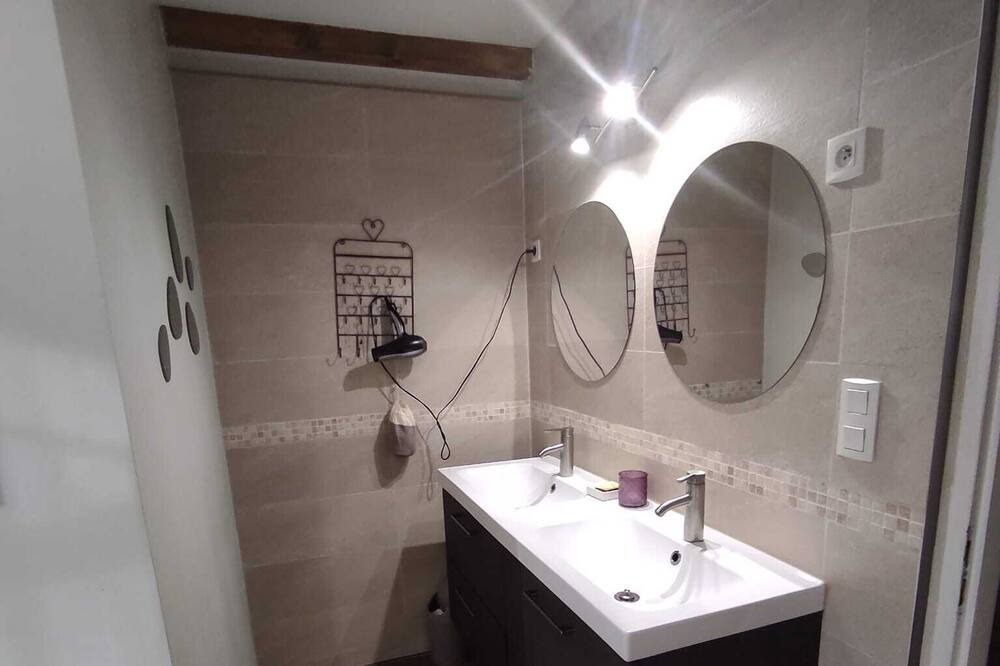 Photo of Bathroom in Caderousse
