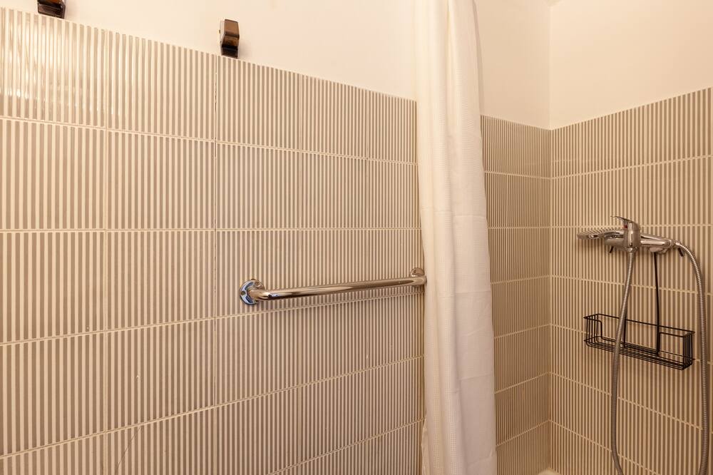 Photo of Bathroom in Baille