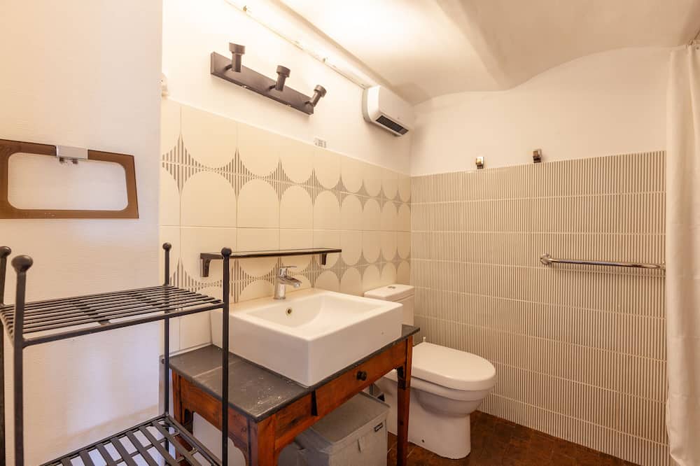 Photo of Bathroom in Baille
