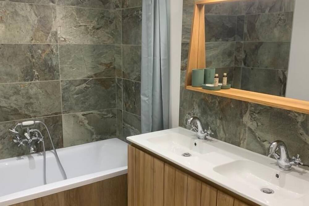 Photo of Bathroom in Redessan