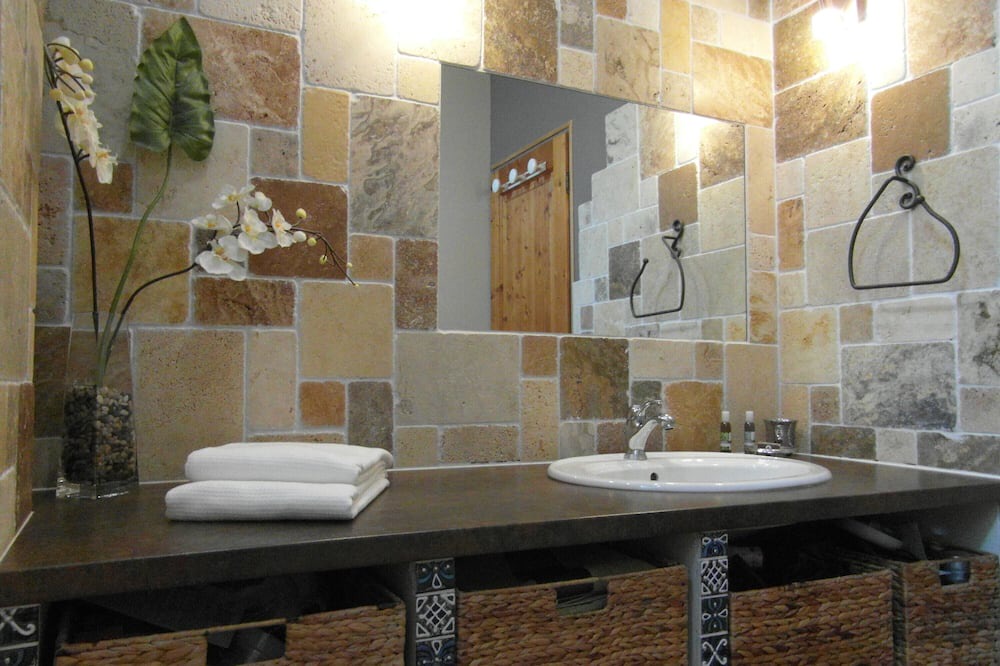 Photo of Bathroom in Sablet
