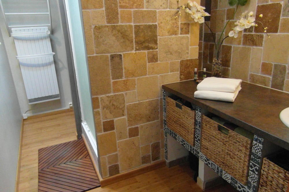 Photo of Bathroom in Sablet