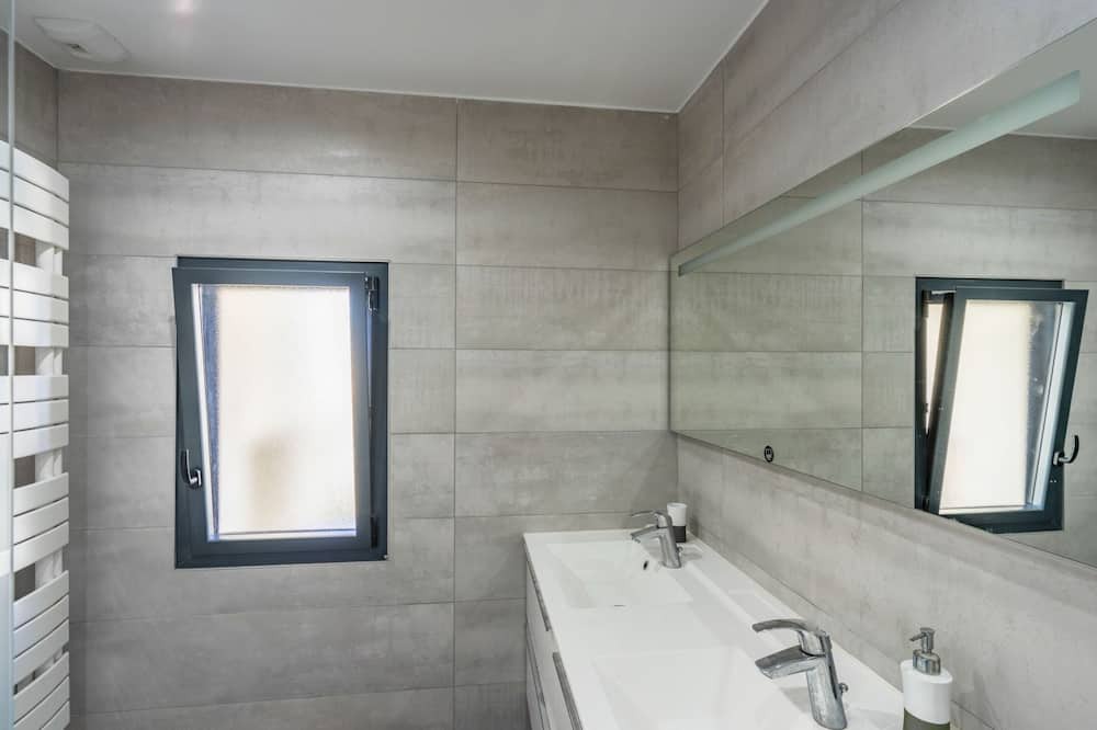 Photo of Bathroom in Miramar