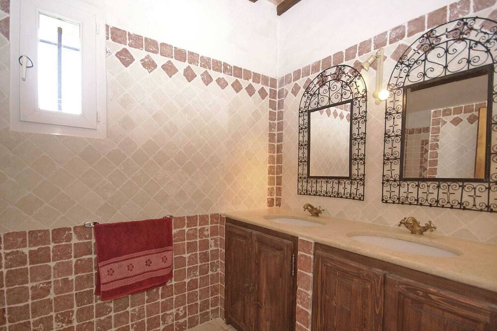 Photo of Bathroom in Montfrin