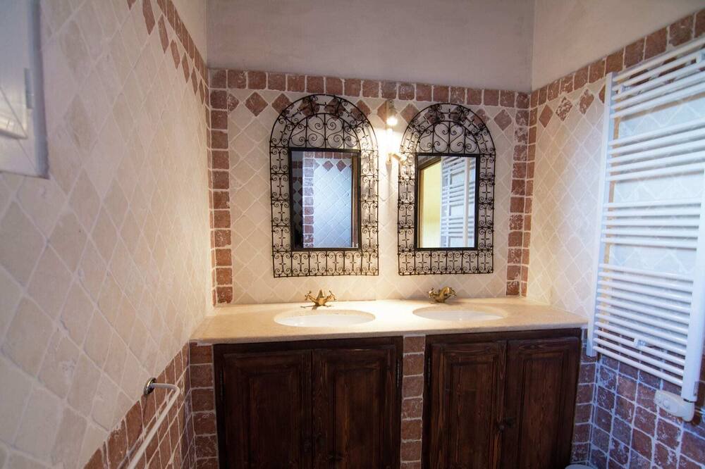 Photo of Bathroom in Montfrin