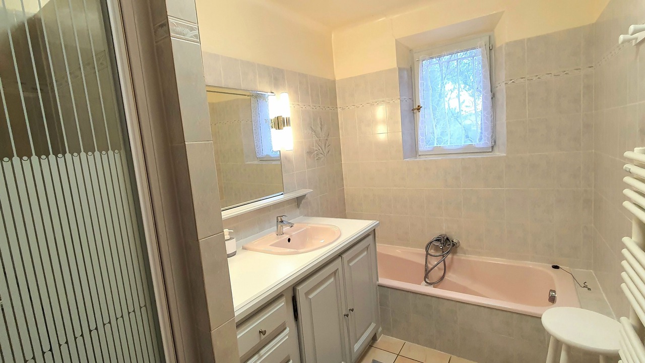 Photo of Bathroom in Cuers