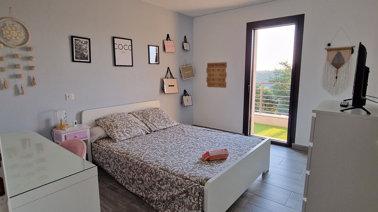 Photo of Bedroom in Saint-Cezaire-sur-Siagne