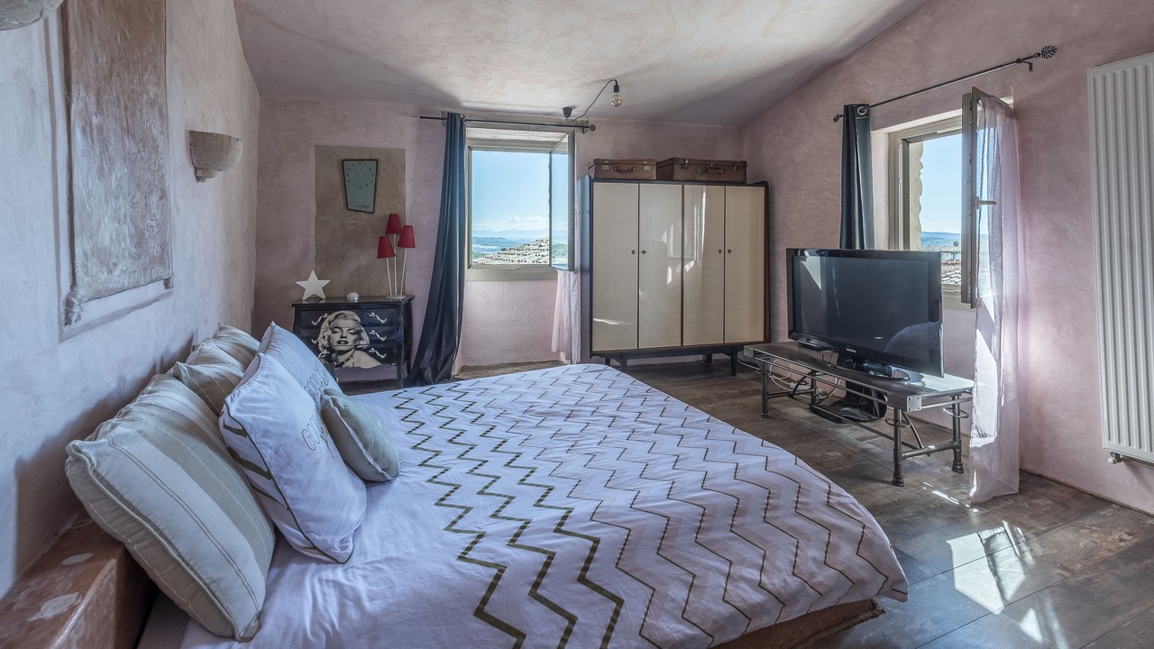 Photo of Bedroom in Saint-Michel-l'Observatoire