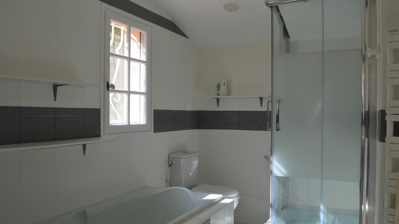 Photo of Bathroom in Figanieres