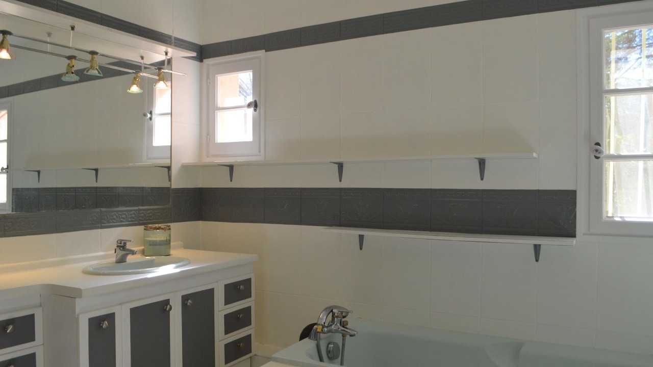 Photo of Bathroom in Figanieres