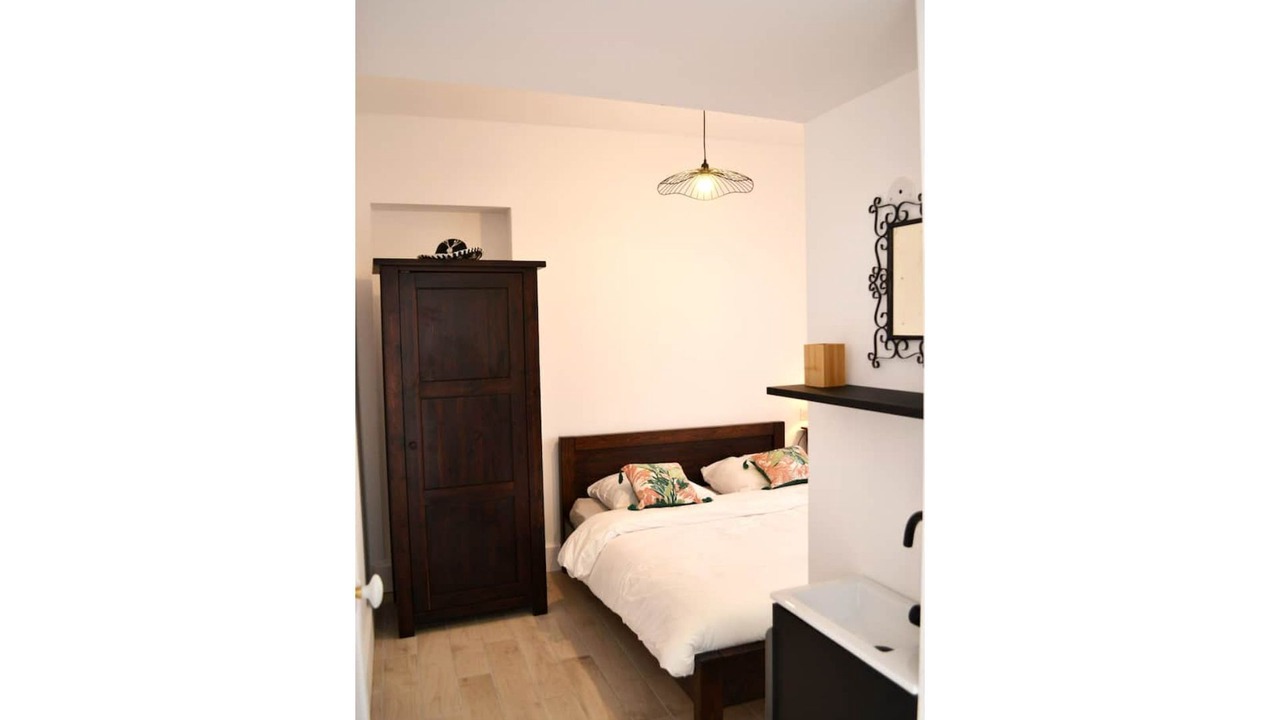 Photo of Bedroom in Orange