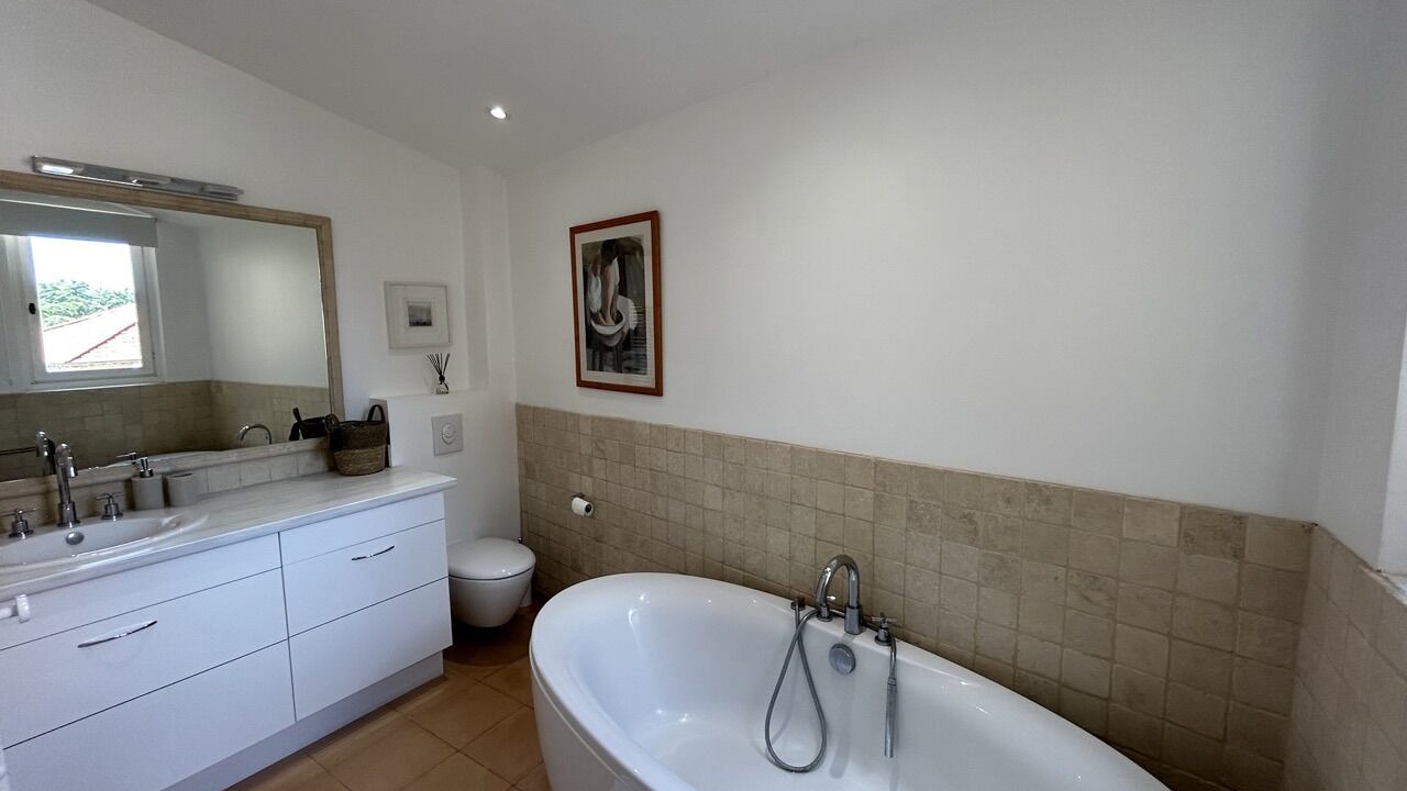 Photo of Bathroom in Rustrel