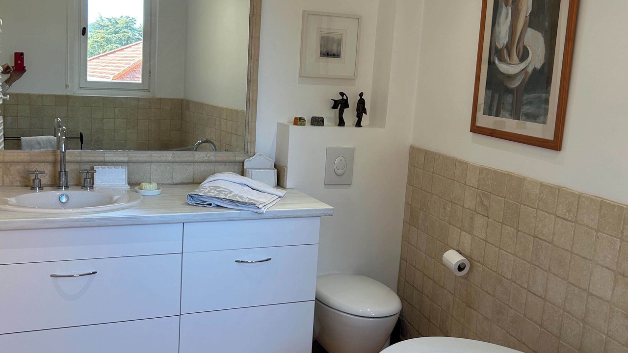 Photo of Bathroom in Rustrel