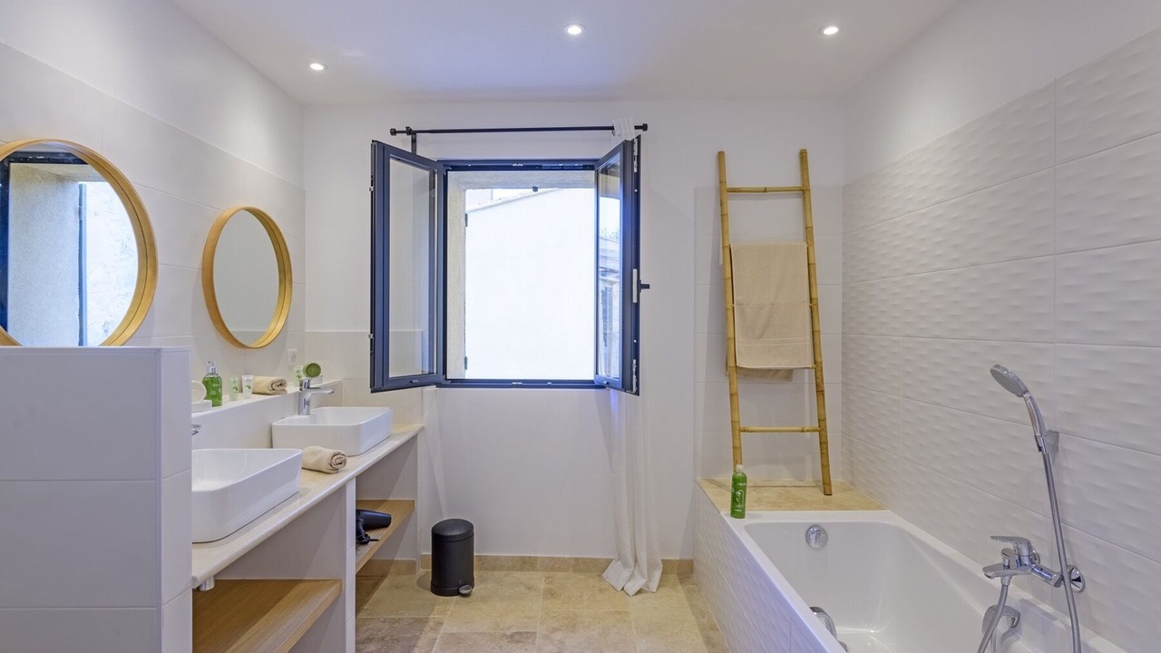 Photo of Bathroom in Maussane