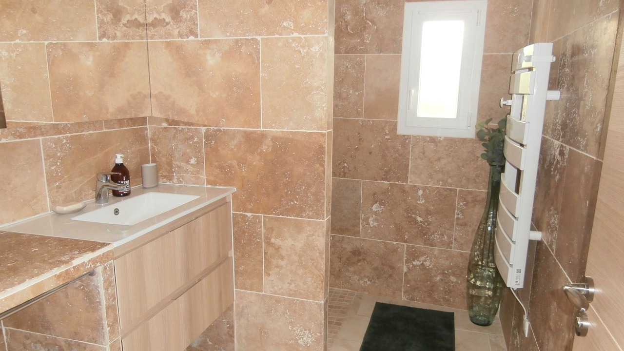 Photo of Bathroom in Caromb