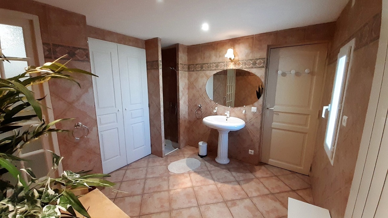 Photo of Bathroom in Roaix