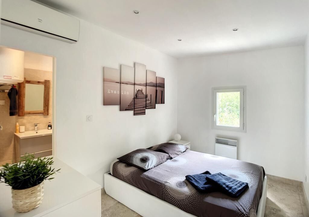 Photo of Bedroom in Noves