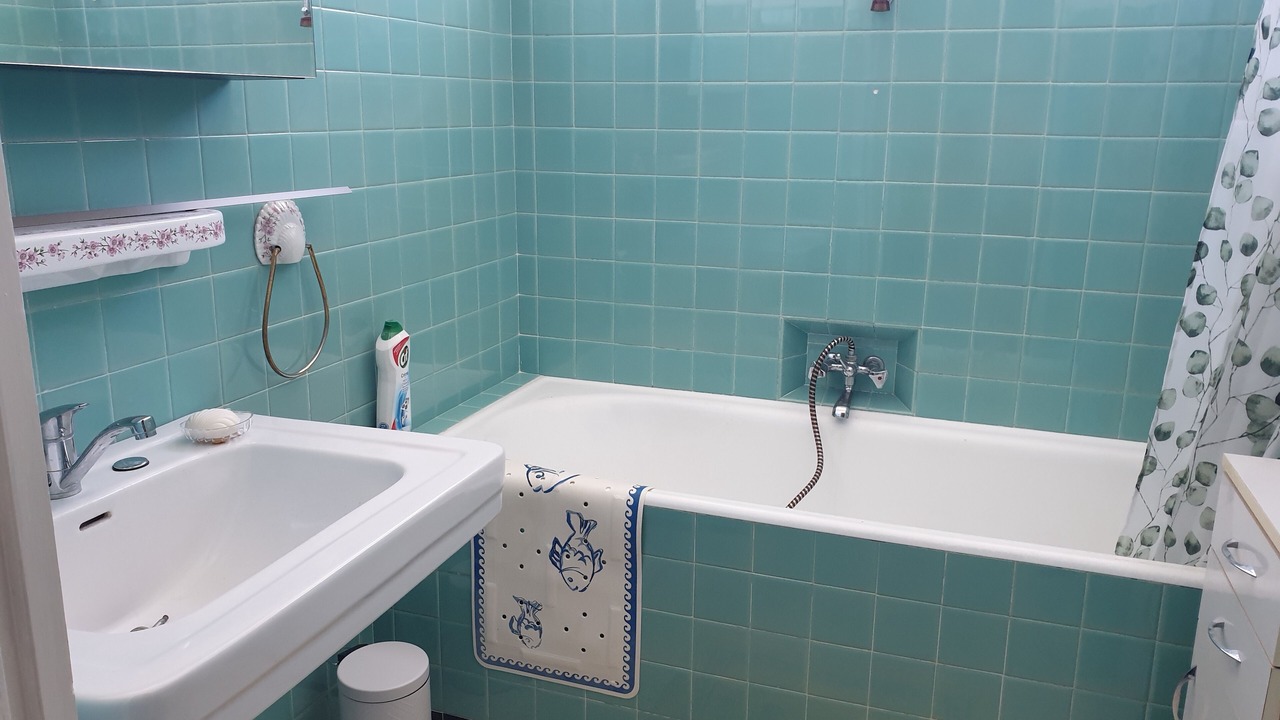 Photo of Bathroom in Saint-Mitre-les-Remparts