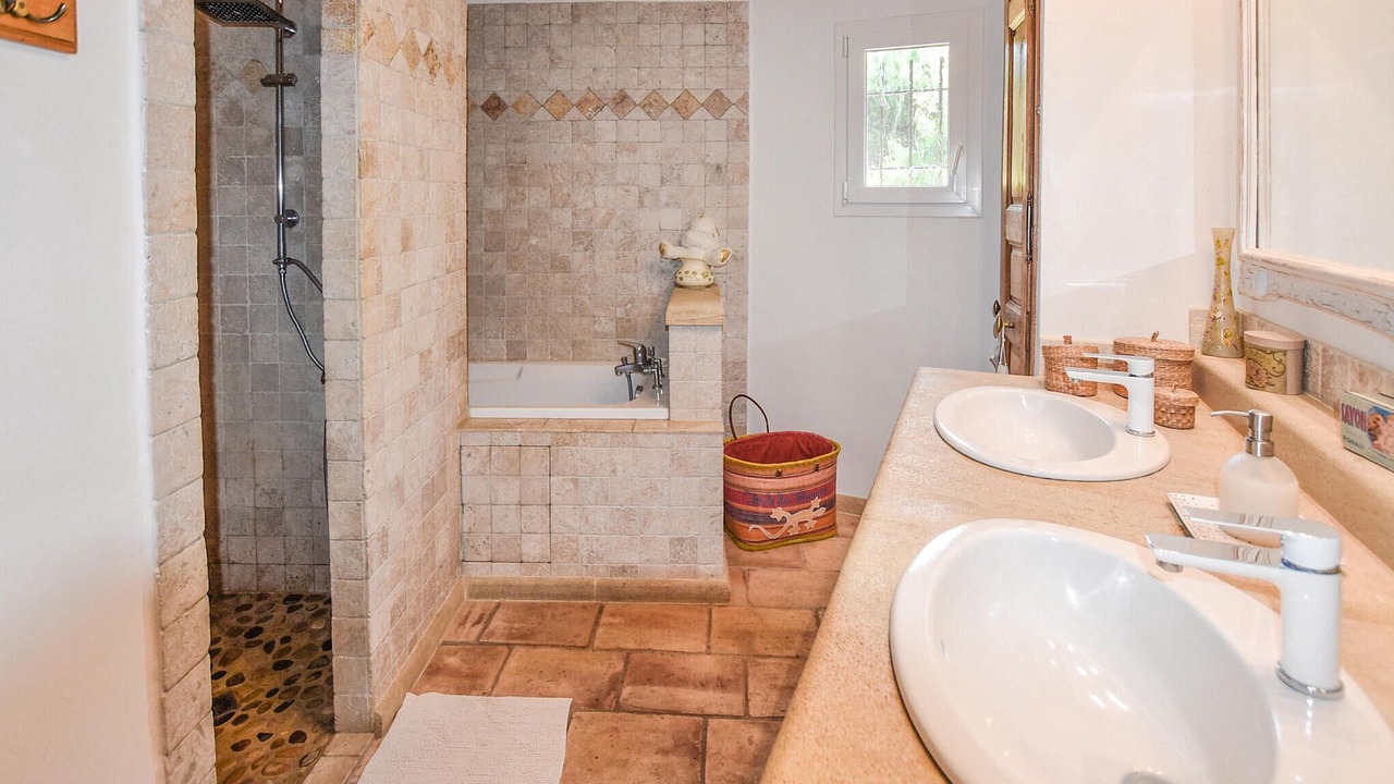 Photo of Bathroom in Rochefort-du-Gard