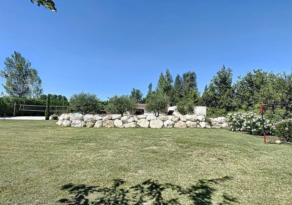 Photo of Others in Noves