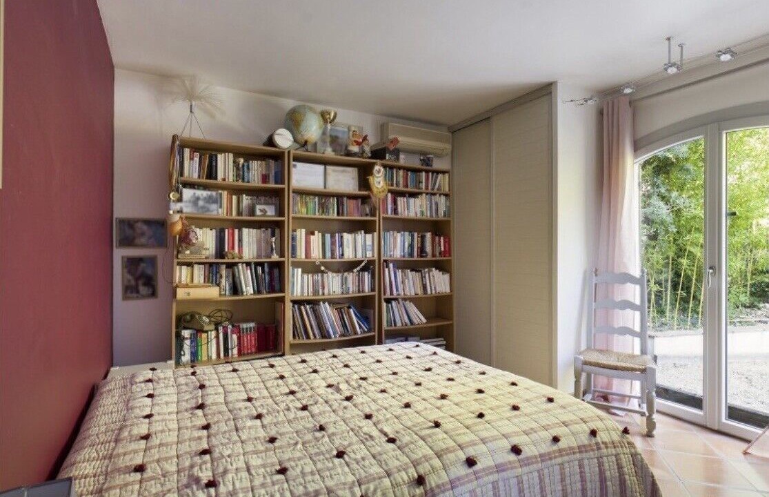 Photo of Bedroom in Jonquieres-Saint-Vincent