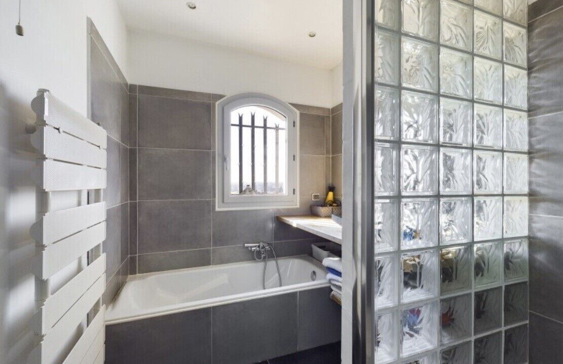 Photo of Bathroom in Jonquieres-Saint-Vincent