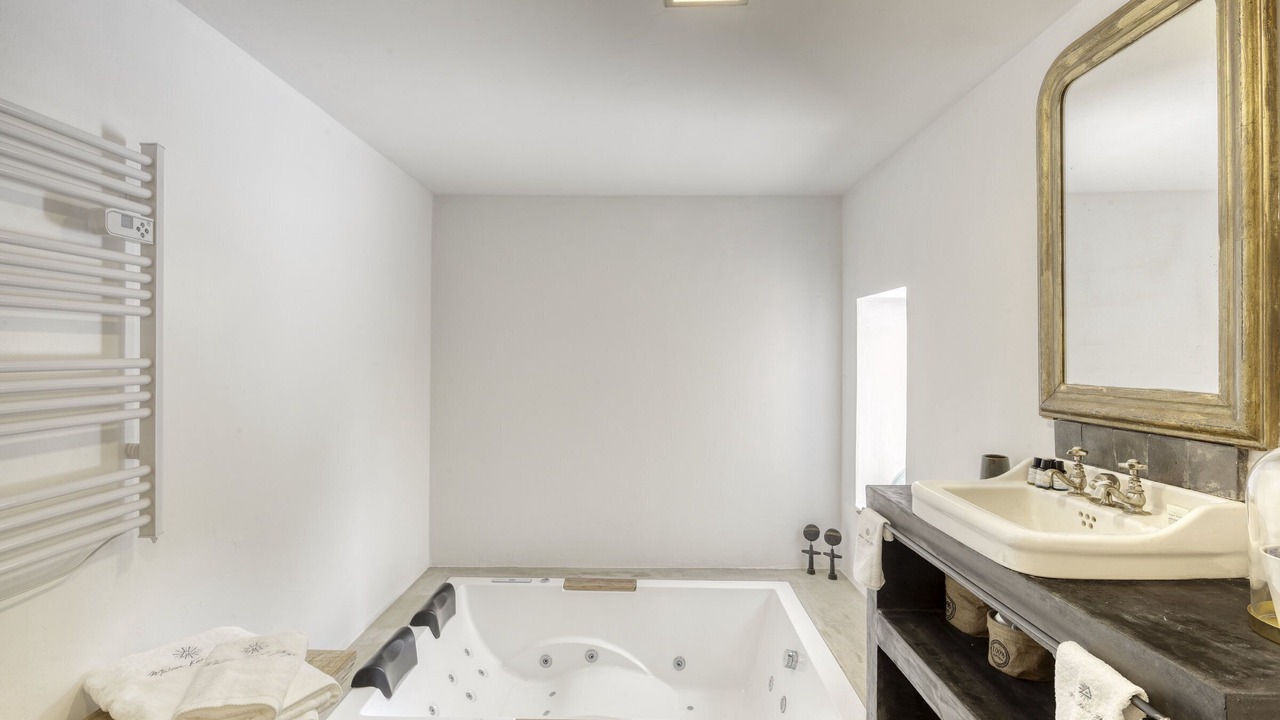 Photo of Bathroom in Chateauneuf-de-Gadagne