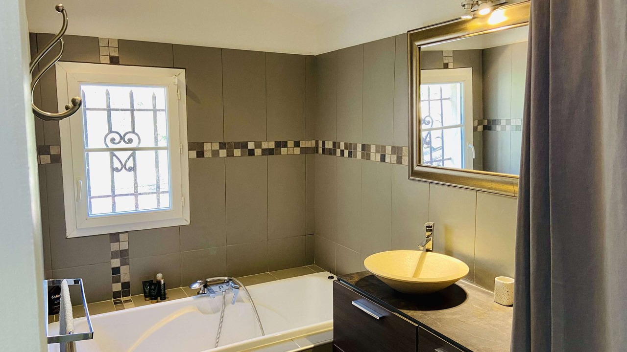Photo of Bathroom in Venelles