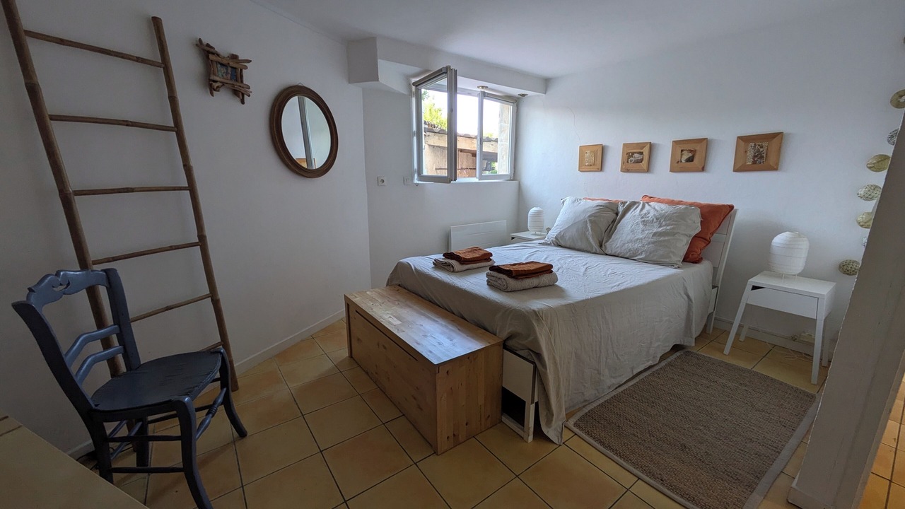 Photo of Bedroom in Ensues-la-Redonne