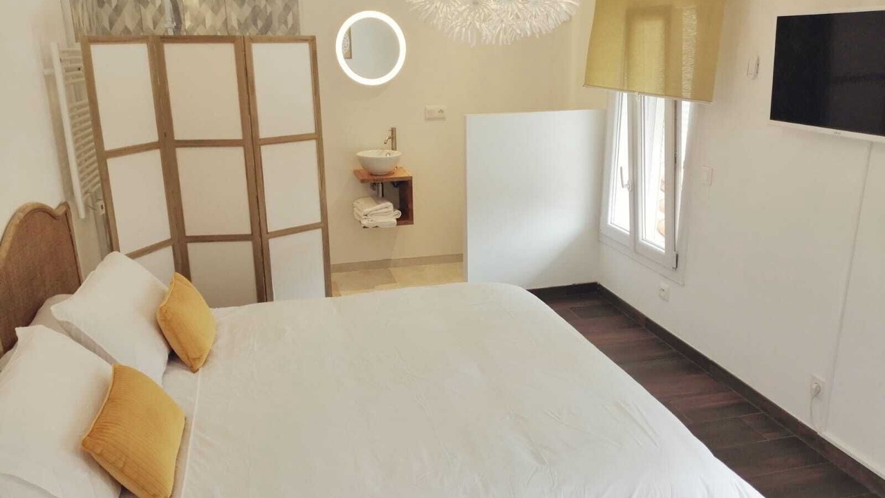 Photo of Bedroom in Puget-Ville