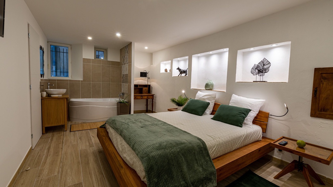 Photo of Bedroom in Chateauneuf-de-Gadagne