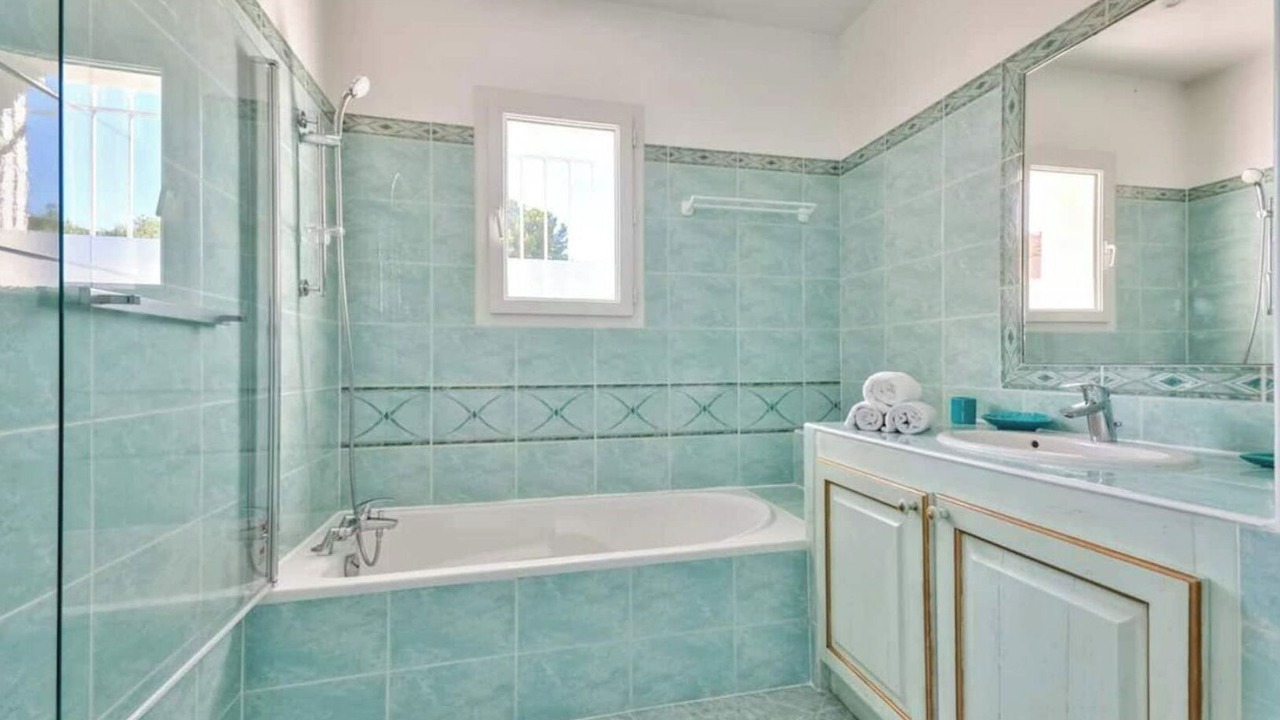 Photo of Bathroom in La Fare-les-Oliviers